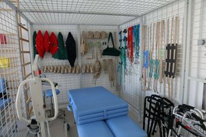 Pracownia rehabilitacyjna z wyposażeniem.