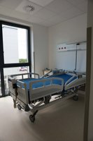 Szpitalny pokój z łóżkiem.