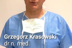 Lekarz w ubraniu roboczym.