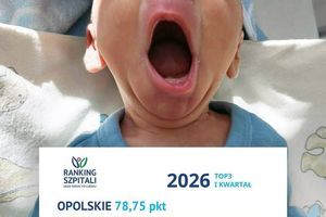 Noworodek z szeroko otwartą buzią.