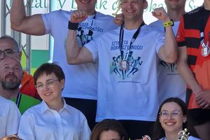 Grupa ludzi na zawodach sportowych.
