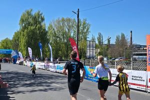 Biegacze na trasie wyścigu.